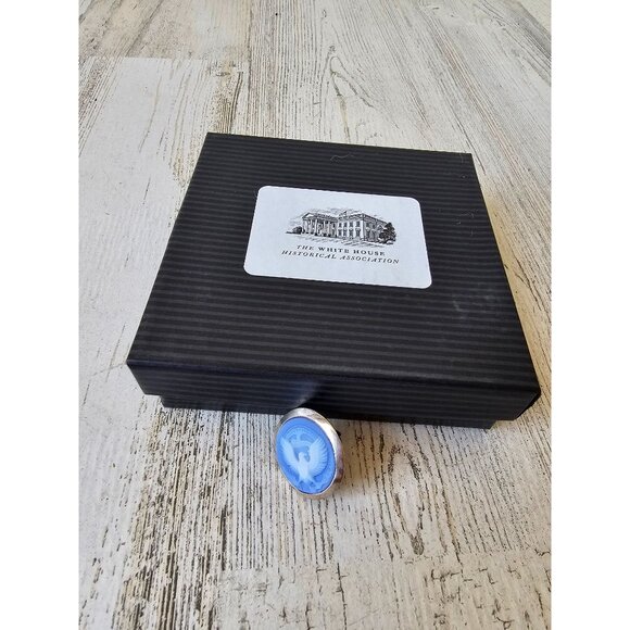 White House eagle seal‎ pin silver blue unique - Picture 1 of 5